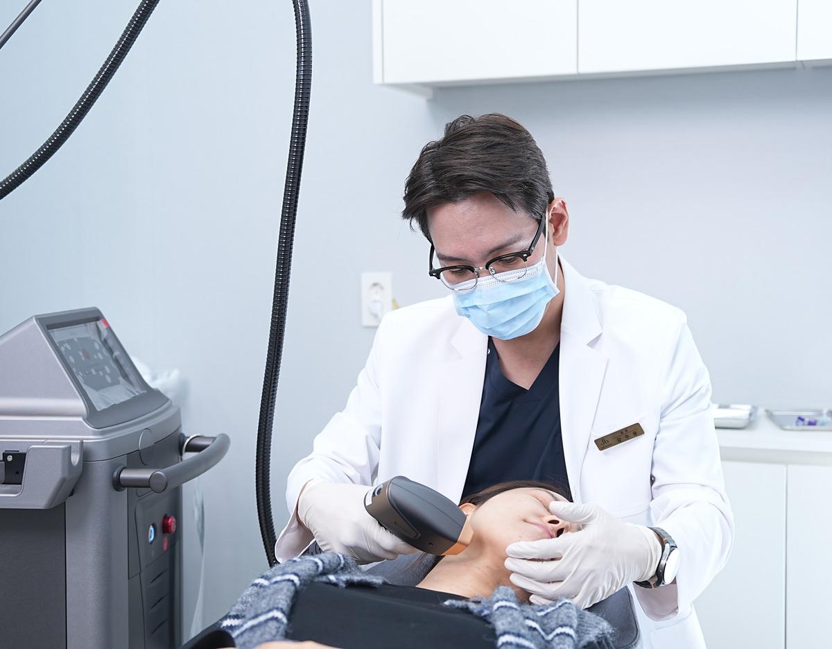 JNB Clinic Sinsa procedure photo: 포트라 레이저 treatment process with medical staff and patient.
