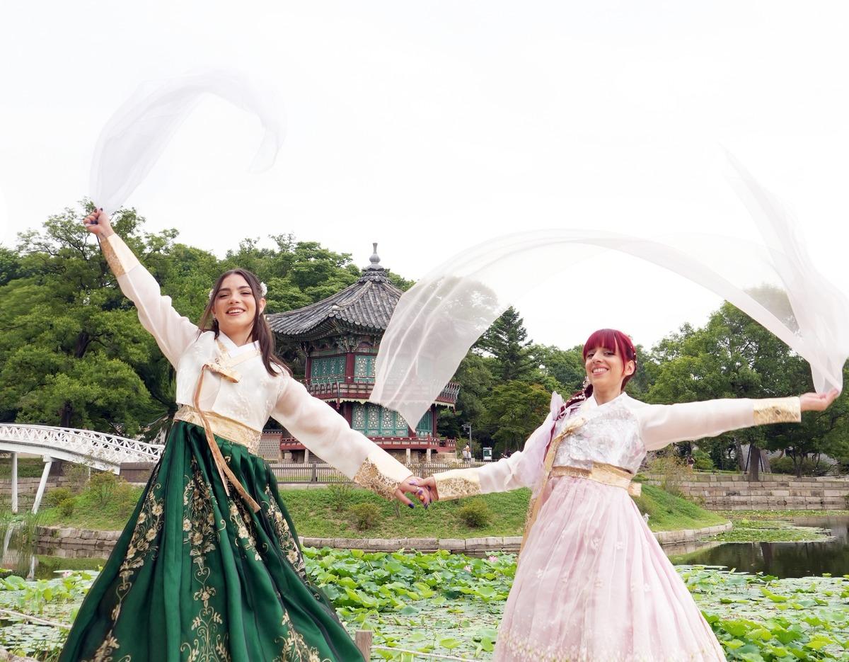 Jin Hanbok premium hanbok example photo 4