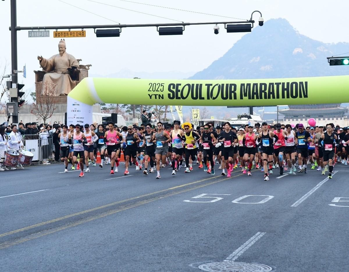 Runners starting the YTN Seoul Tour Marathon near Gwanghwamun