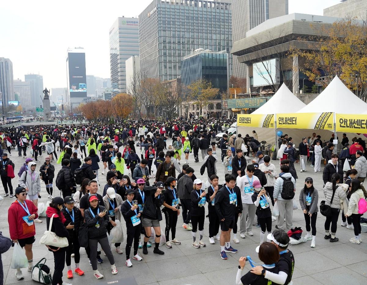 Marathon participants gathered near Seoul Plaza before the race