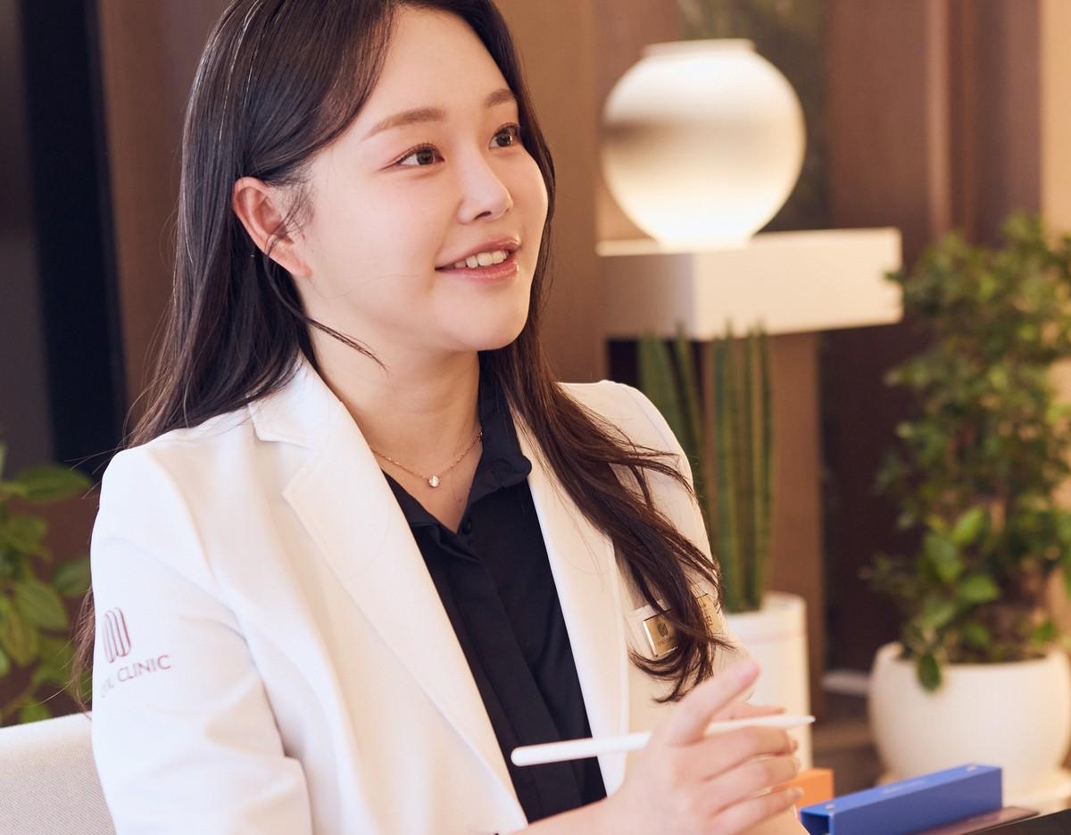 온우의원 의료진이 상담 중 설명하는 모습