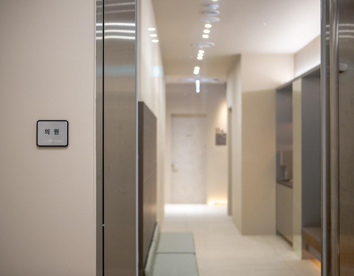 REEV Clinic Gangnam interior photo