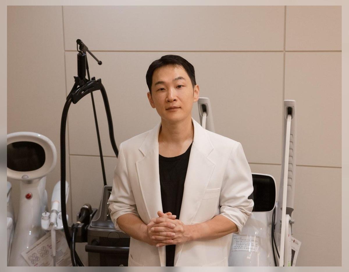 REEV Clinic Gangnam doctor with treatment equipment, face not cropped