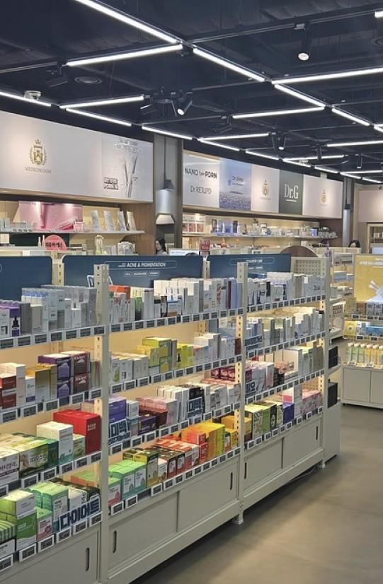 Medi Kingdom Pharmacy - interior and products
