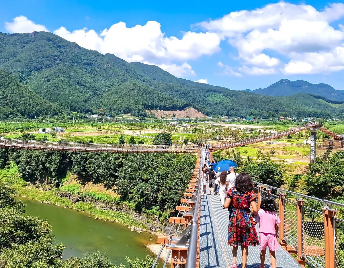 Hantan River Y-shaped Suspension Bridge