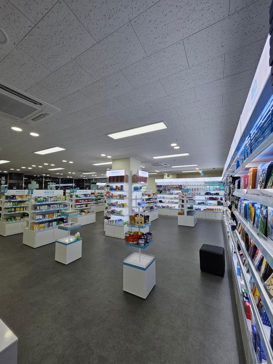 Unseo 365 Airport Pharmacy exterior