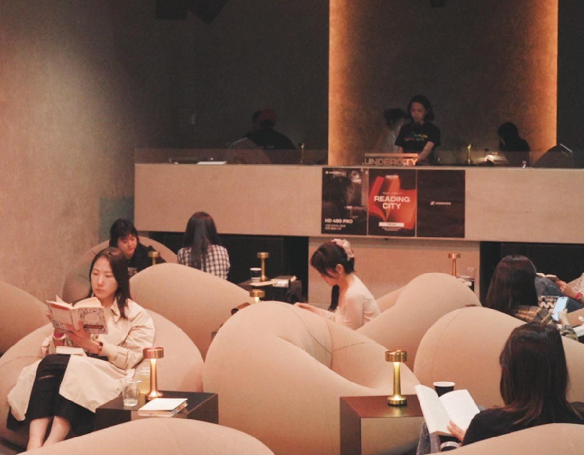 Reading City 행사장에서 책을 읽는 참가자들과 DJ