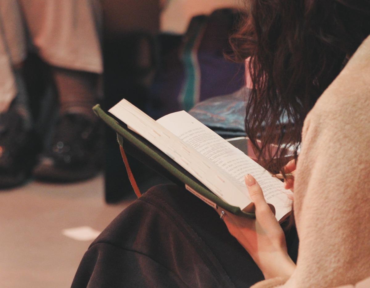 Reading City에서 책을 읽는 참가자