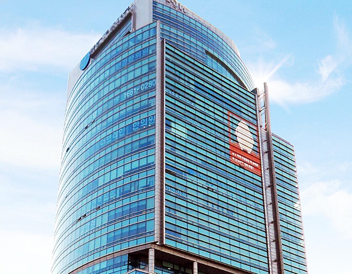 365mc병원 부산점 modern curved glass medical clinic building in Busan under blue sky