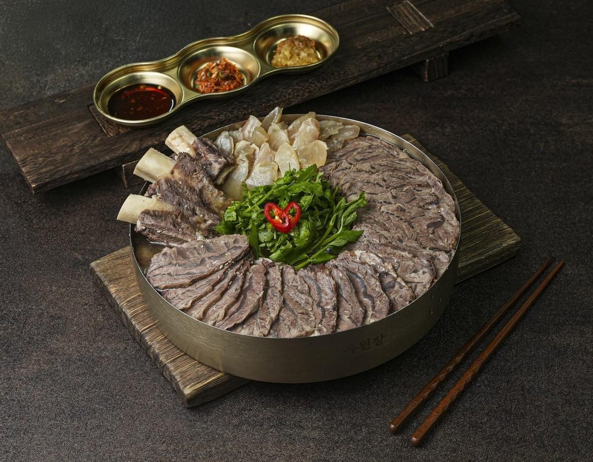 Assorted suyuk jeongol (boiled beef hot pot)