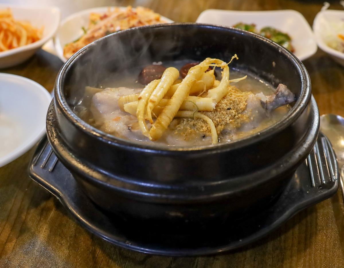 인삼을 올린 뜨거운 인삼삼계탕