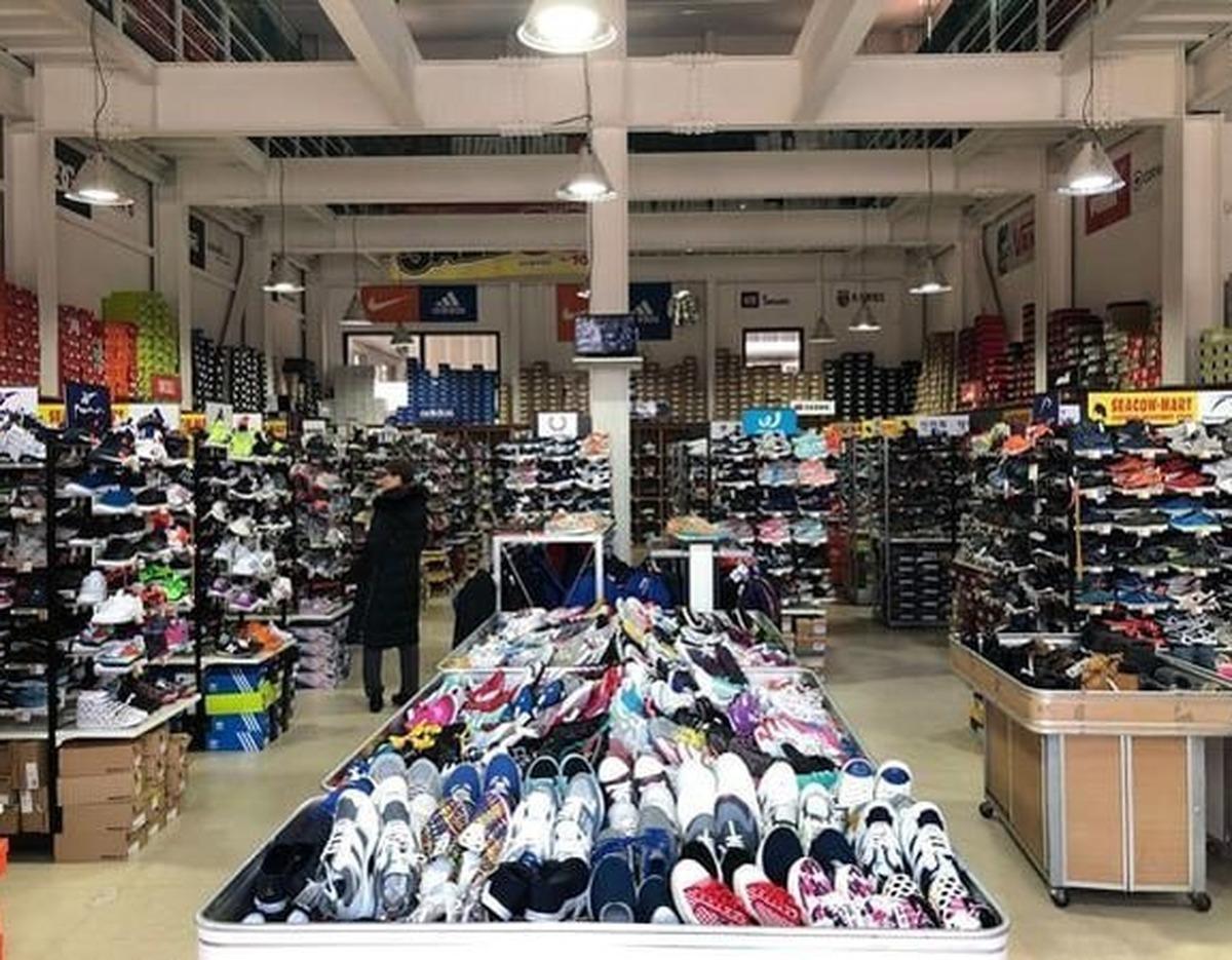 신발 도매창고 진열대 전경
