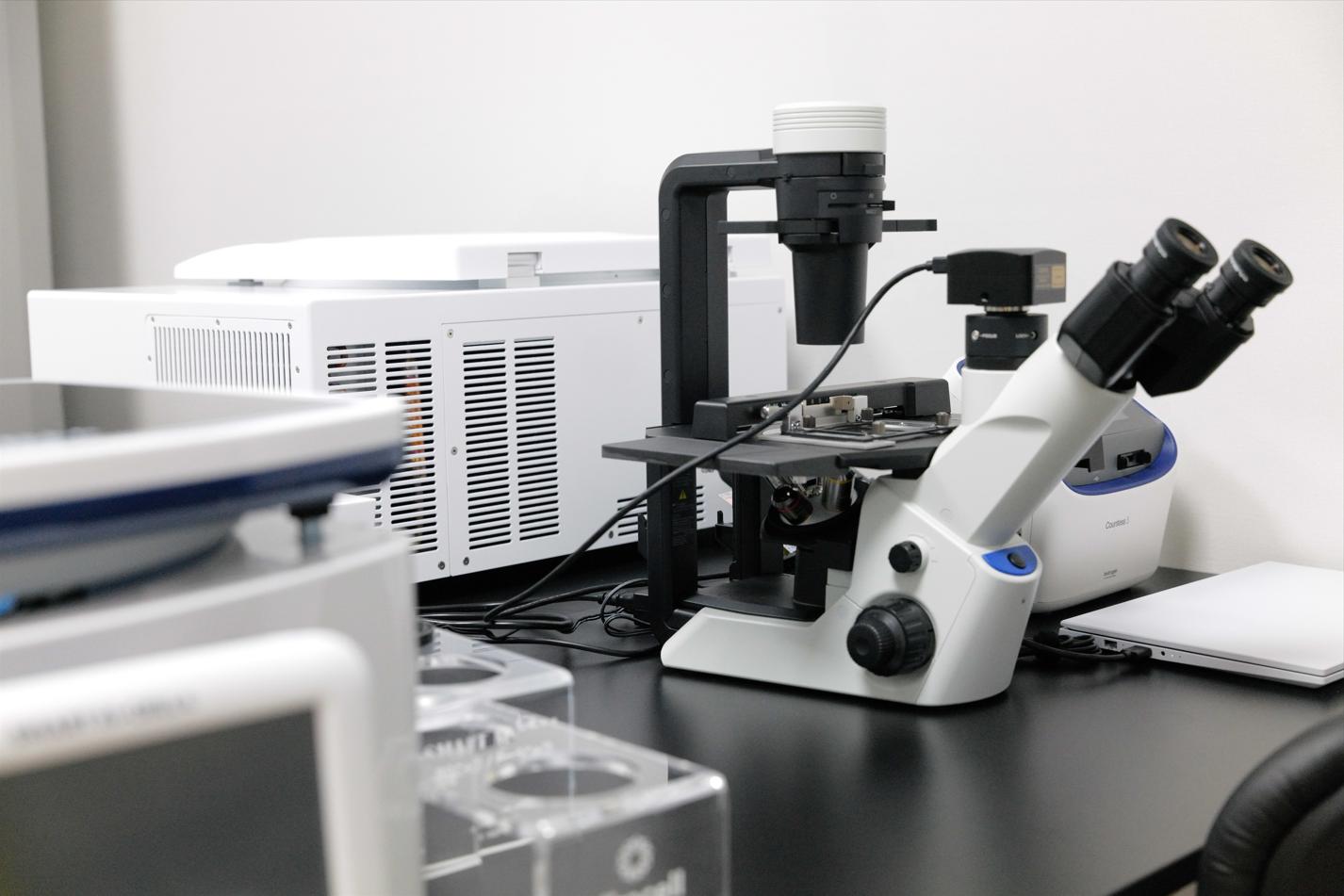 dod Dermatology Clinic Cheongdam · Laboratory equipment