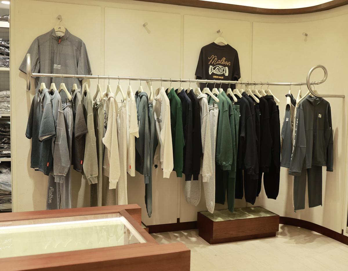 マルボン店内のグレーのシャツと黒のTシャツ