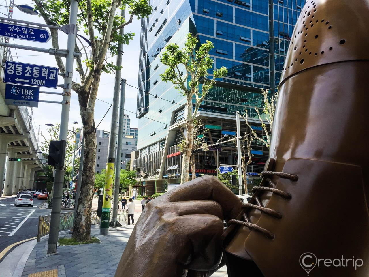 Colorful storefronts and a shoe-shaped statue in the charming handmade shoe alley of Seoul's trendy Seongsu-dong neighborhood.