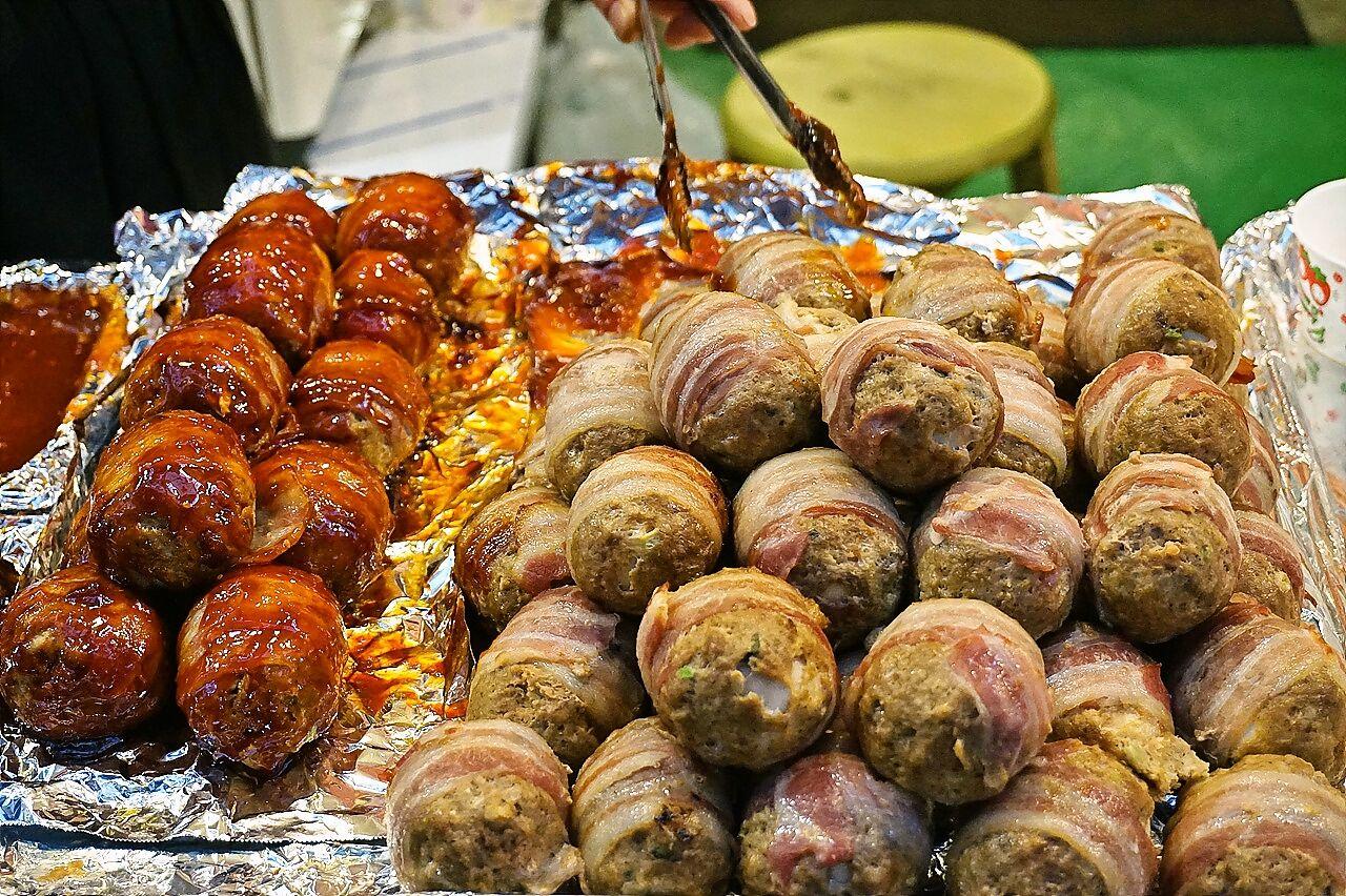 Colorful produce and natural ingredients on display at the bustling 부평깡통시장 (Bupyeong Kkaengtong Market) in Korea.