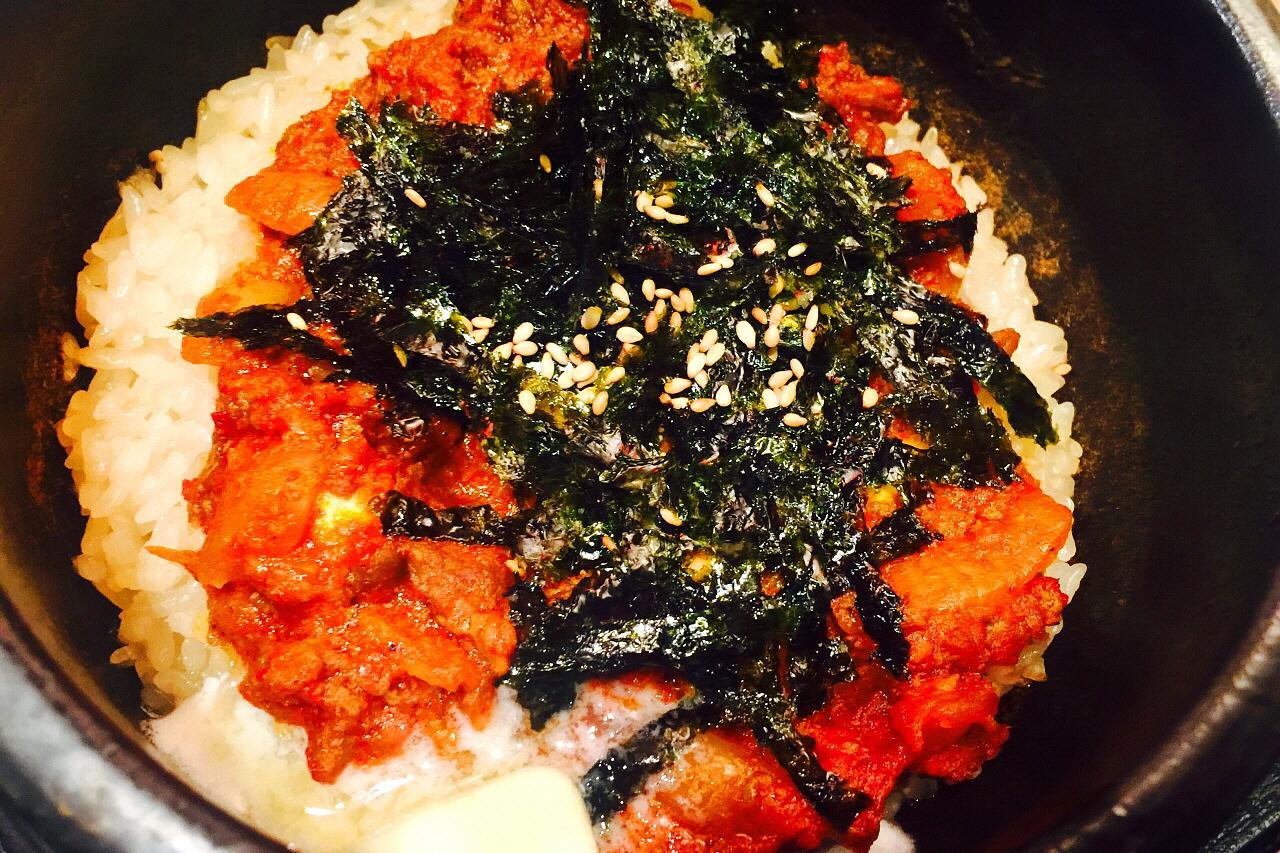 Delicious seafood rice bowl with various ingredients & garnish at Moranghae Mul-sot-bap Samgong Building.