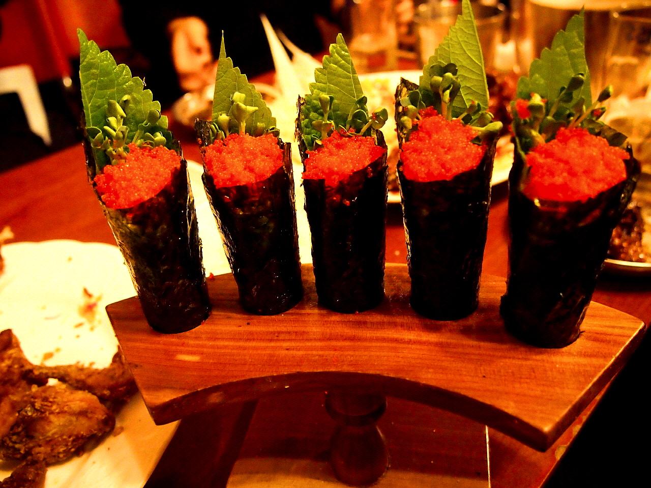 Brown Chickenhof meal with Service Maki on a Seoul restaurant table.