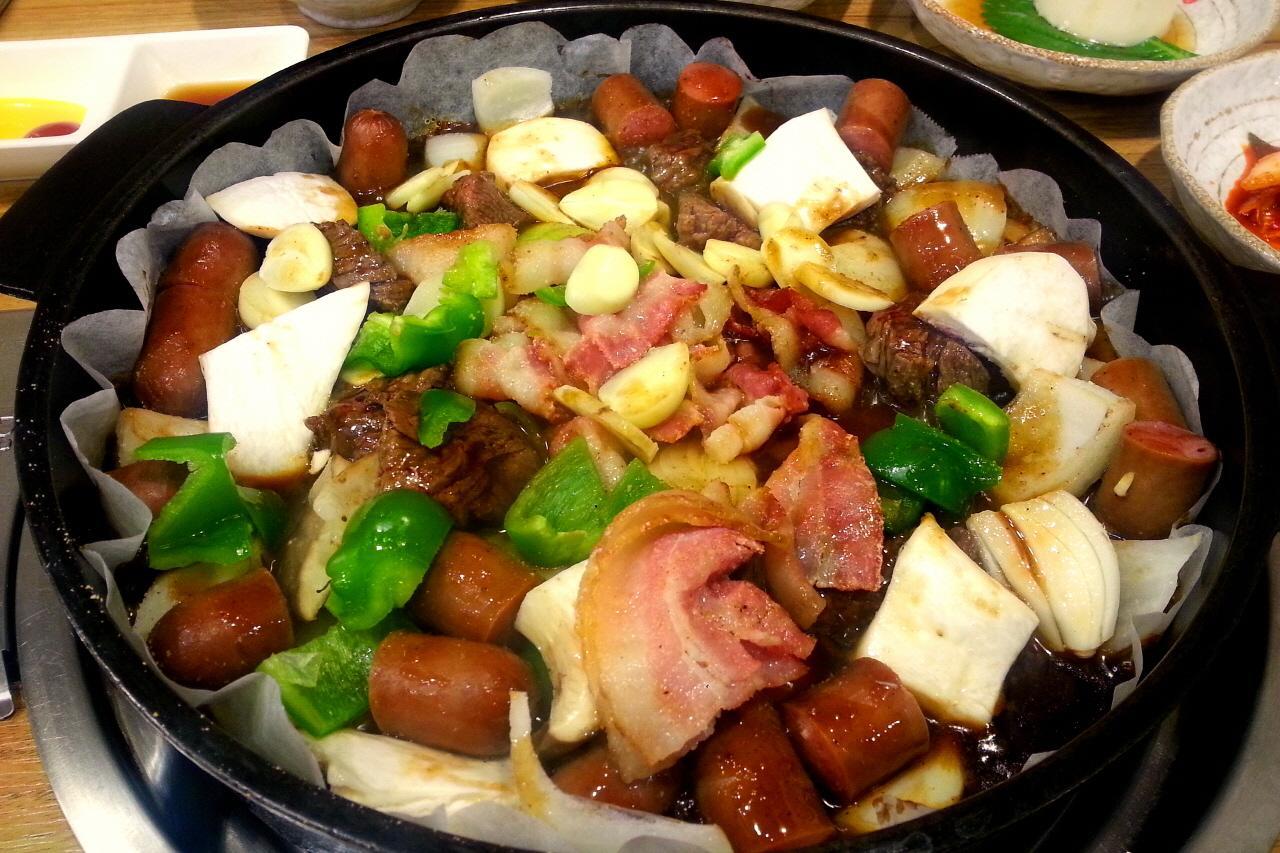 Tender steak with fresh veggies and ingredients on a plate, ready to be cooked and enjoyed - Furbo Steak Alt Text