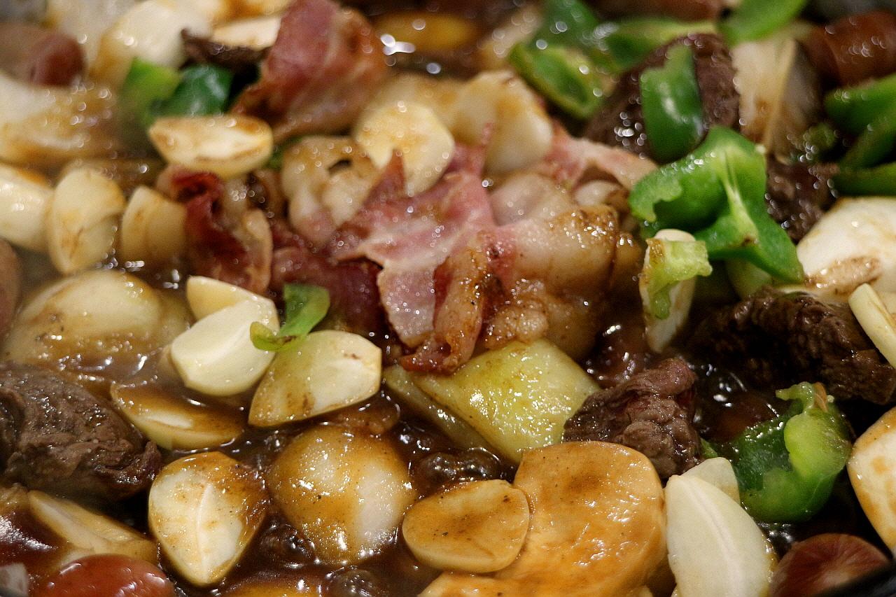 A hearty stew of bean and beef, known as '털보네스테이크' in Seoul, Korea.