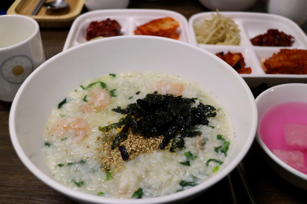 A plate of 충무로 송죽 and 새우죽, Korean staple food dishes with white rice and ingredients on tableware.