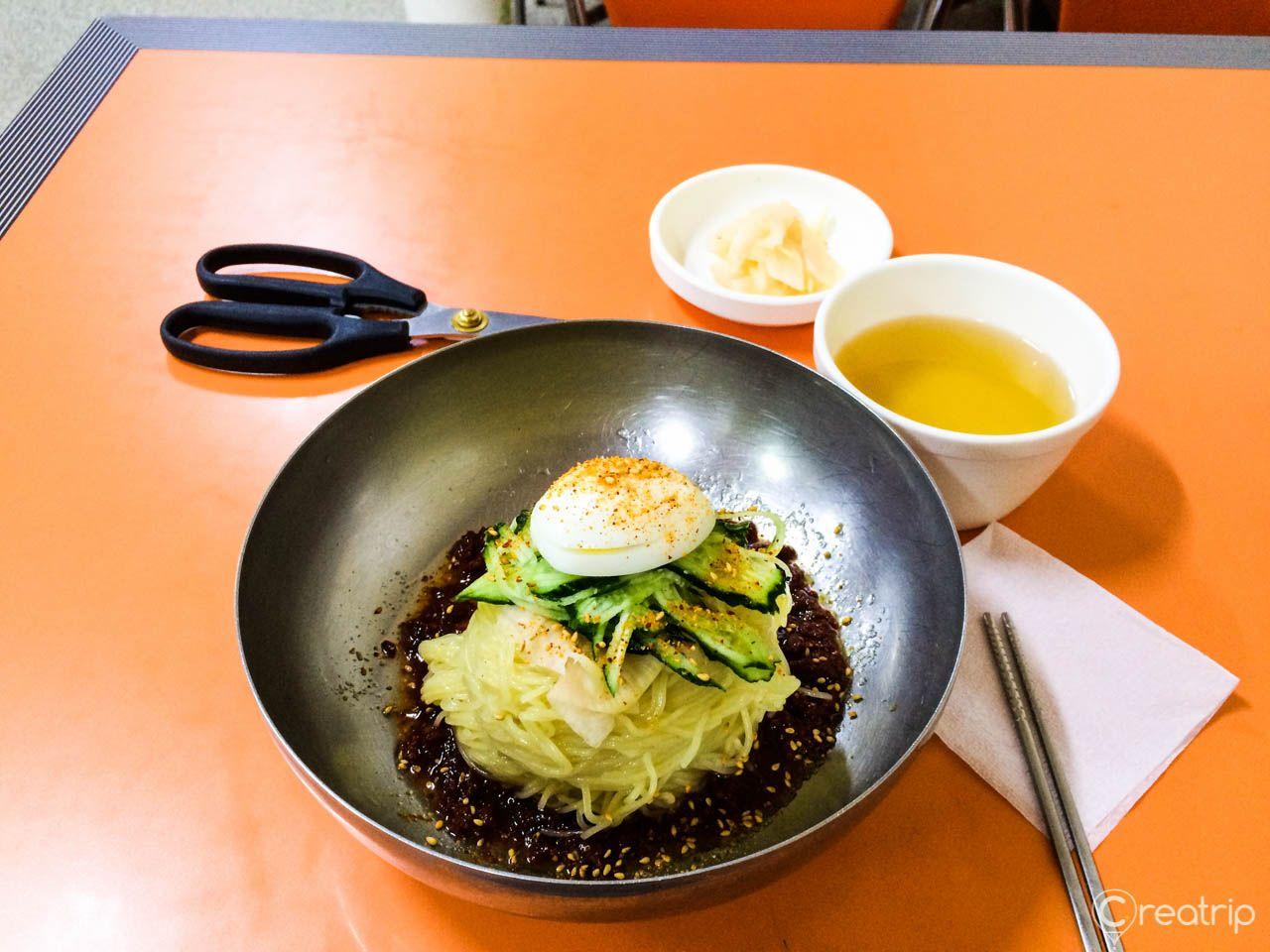 Restaurant de nouilles au visage blanc 1