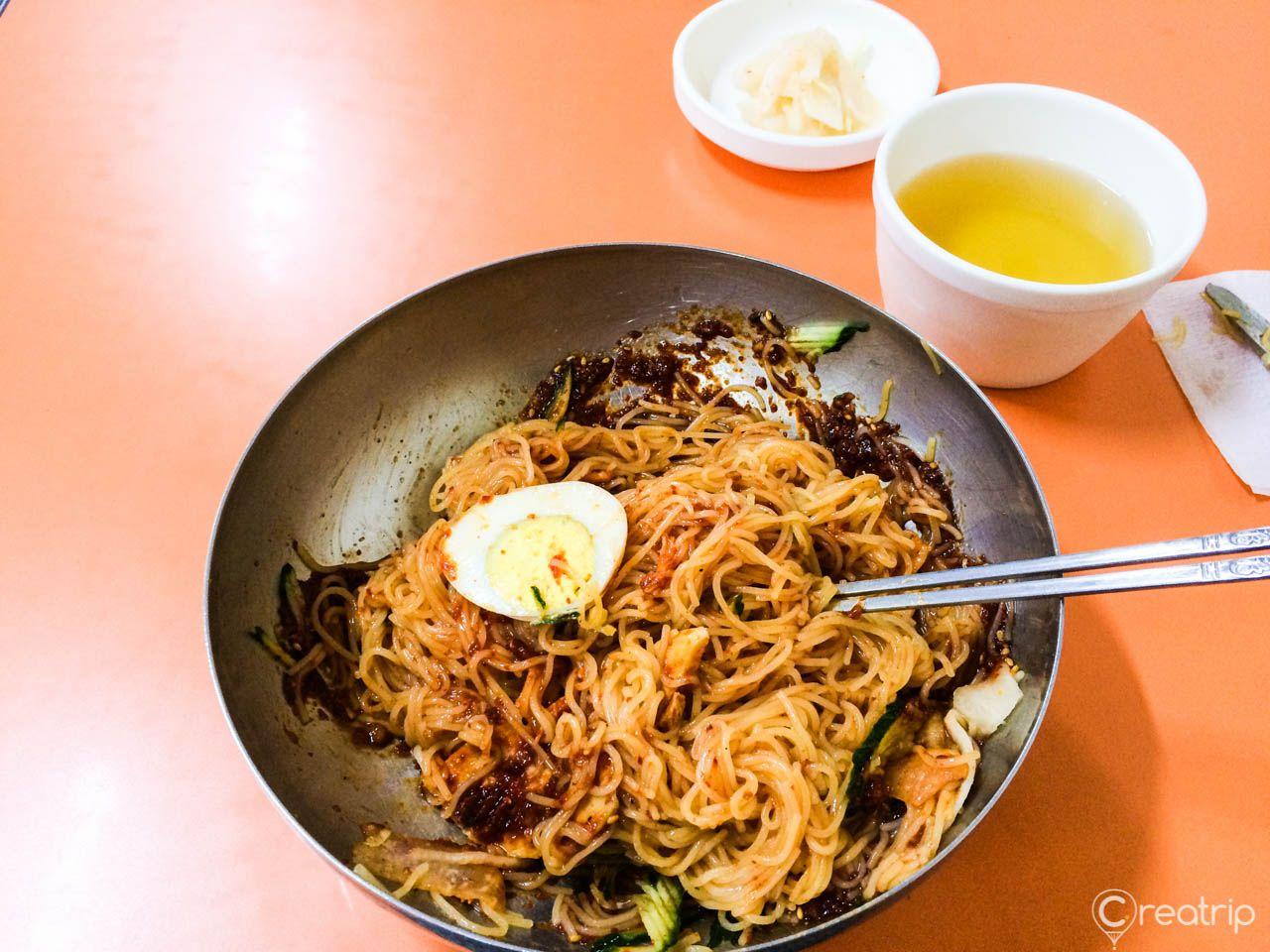 Restaurant de nouilles au visage blanc 2