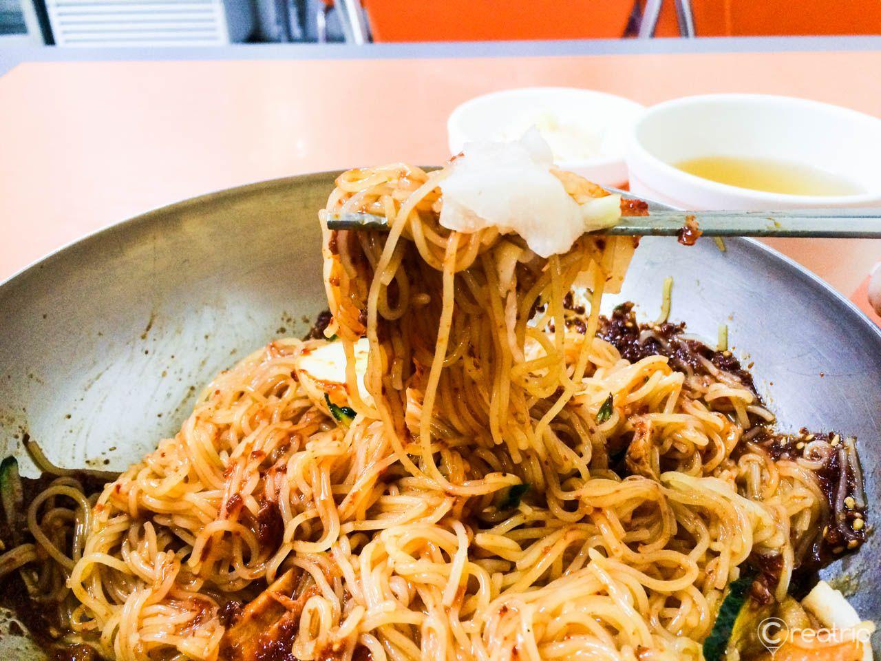 Restaurant de nouilles au visage blanc 3