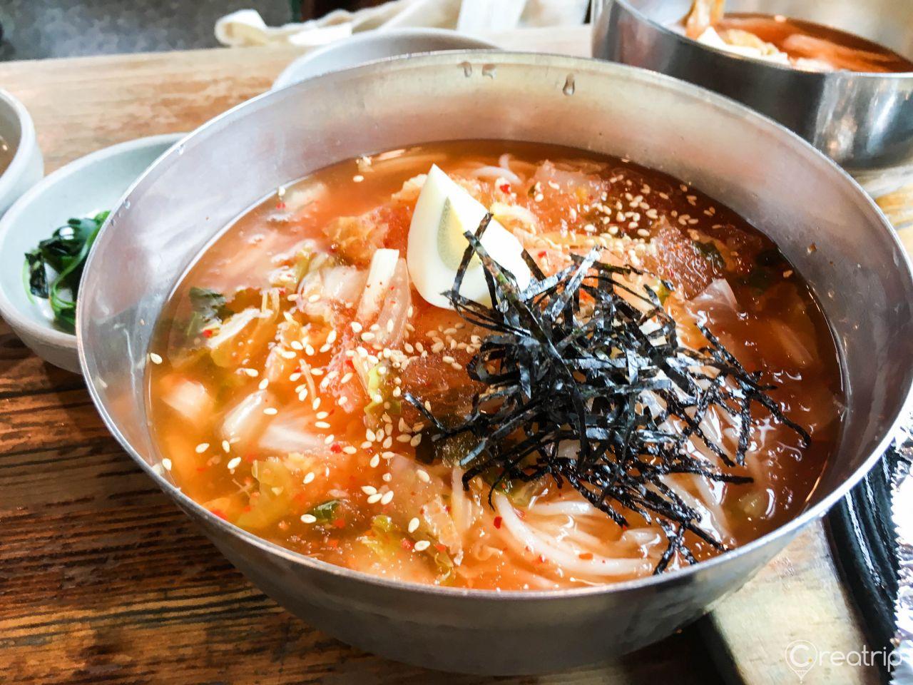 rumah pohon salju image 2