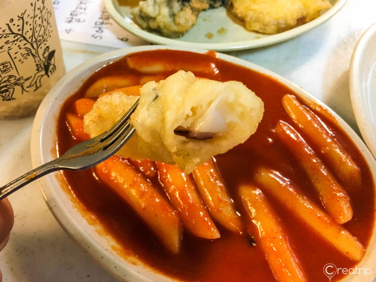 Recipe for delicious 떡볶이 with tomato sauce of 풍년쌀농산 ingredients on plate.