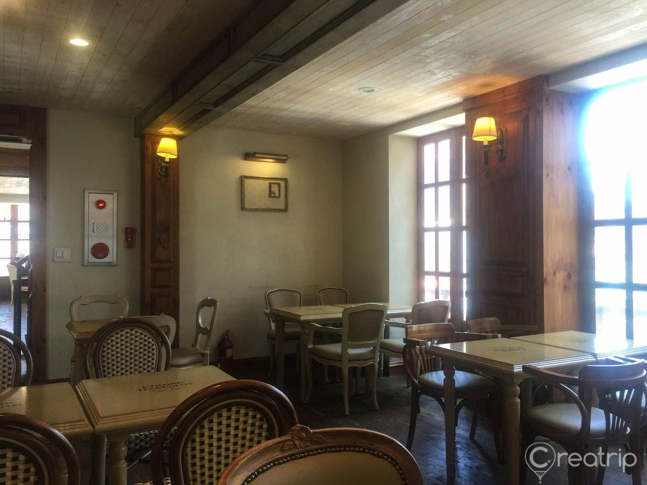 Interior of Chloris GFC at Yeoksam with furniture, fixtures, and architecture.