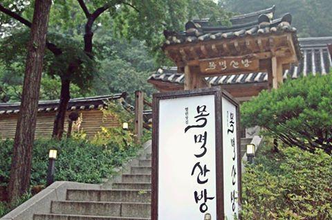 A peaceful natural landscape featuring the stunning staircase of 목멱산방 temple, surrounded by trees and wood.