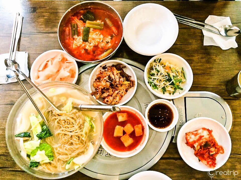 a plate of delicious Pyeongyang-style cold noodles with various ingredients and tableware.