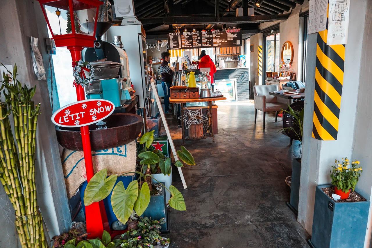 yawn coffee shop image 4