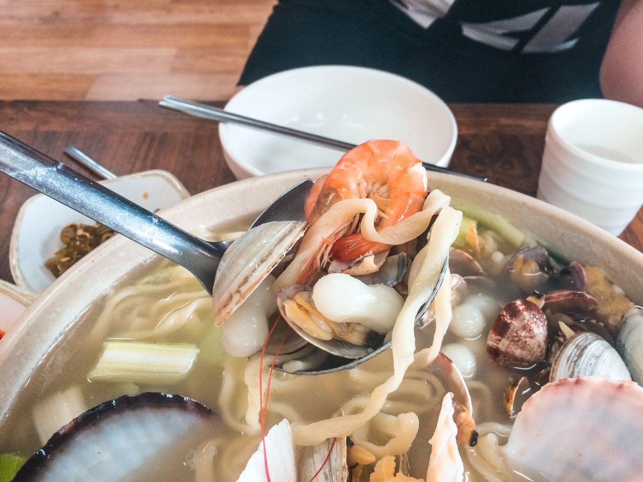 Meeresfrüchte aus dem Gelben Meer, Kalgooksoo image 3