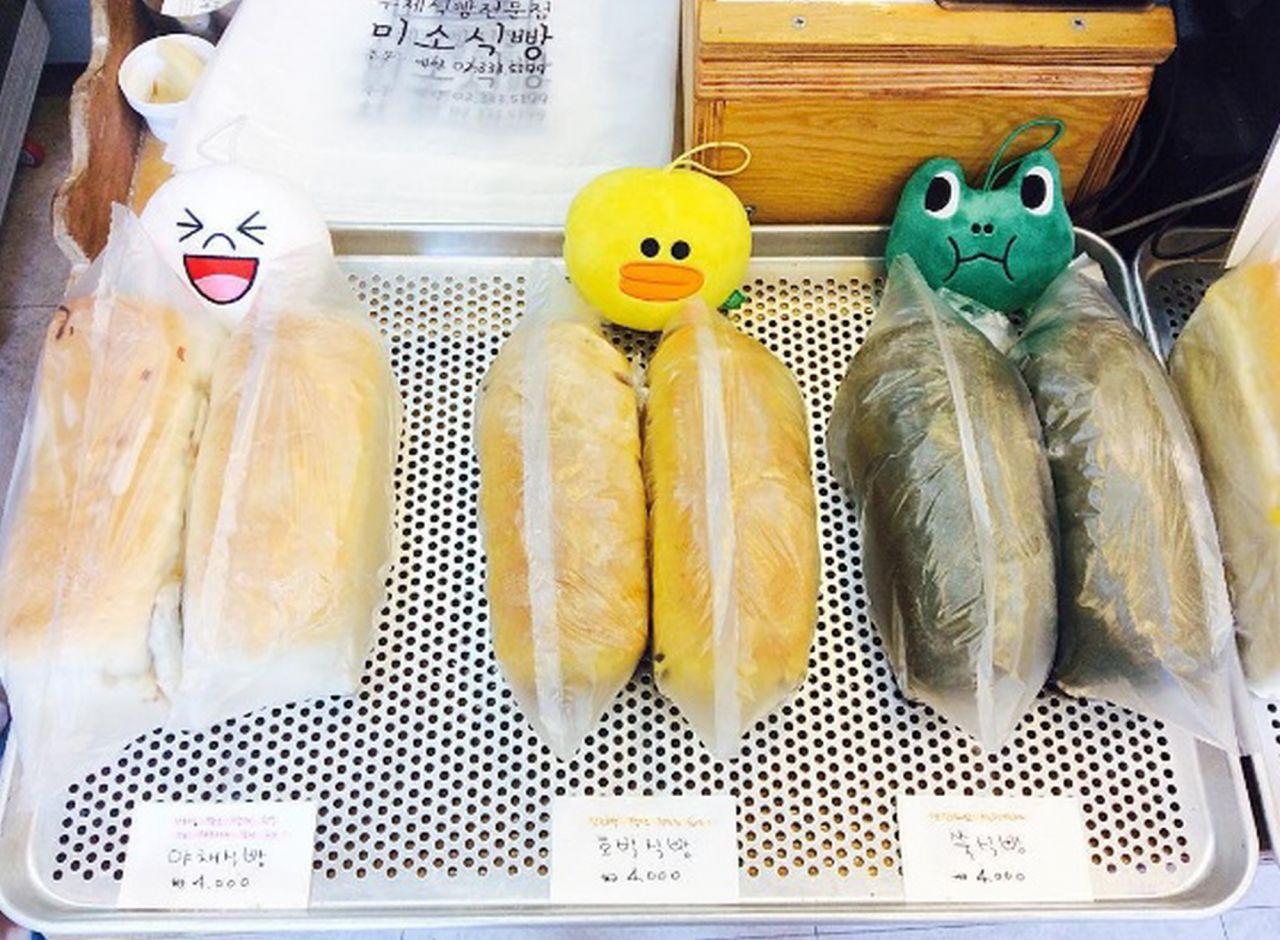 Delicious seafood cuisine featuring 미소식빵, a popular Korean comfort food.