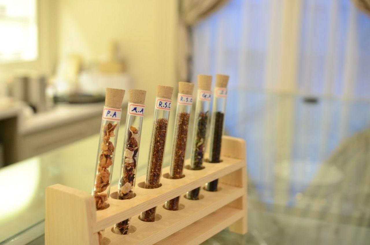 Deweet glasses on hardwood flooring with a sample of 시향 and drinkware machine in background.