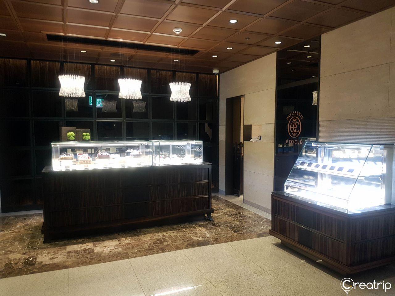 Ettokle Dessert event in a stylishly designed room featuring beautiful lighting, glass doors, flooring, ceiling and building interiors in Korea.