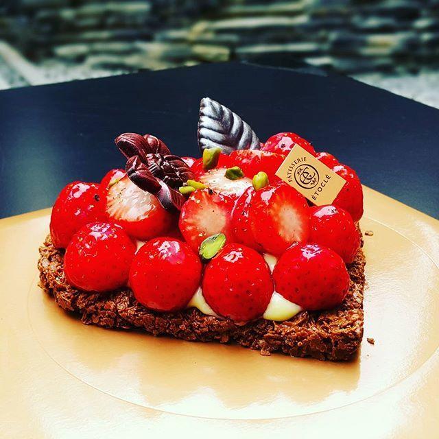 Strawberry cake topped with fresh strawberries and served on tableware from 에또끌레. Recipe includes natural ingredients.