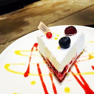 Delectable sugar cake topped with fresh dewberries, perfect for dessert or baked goods recipe.