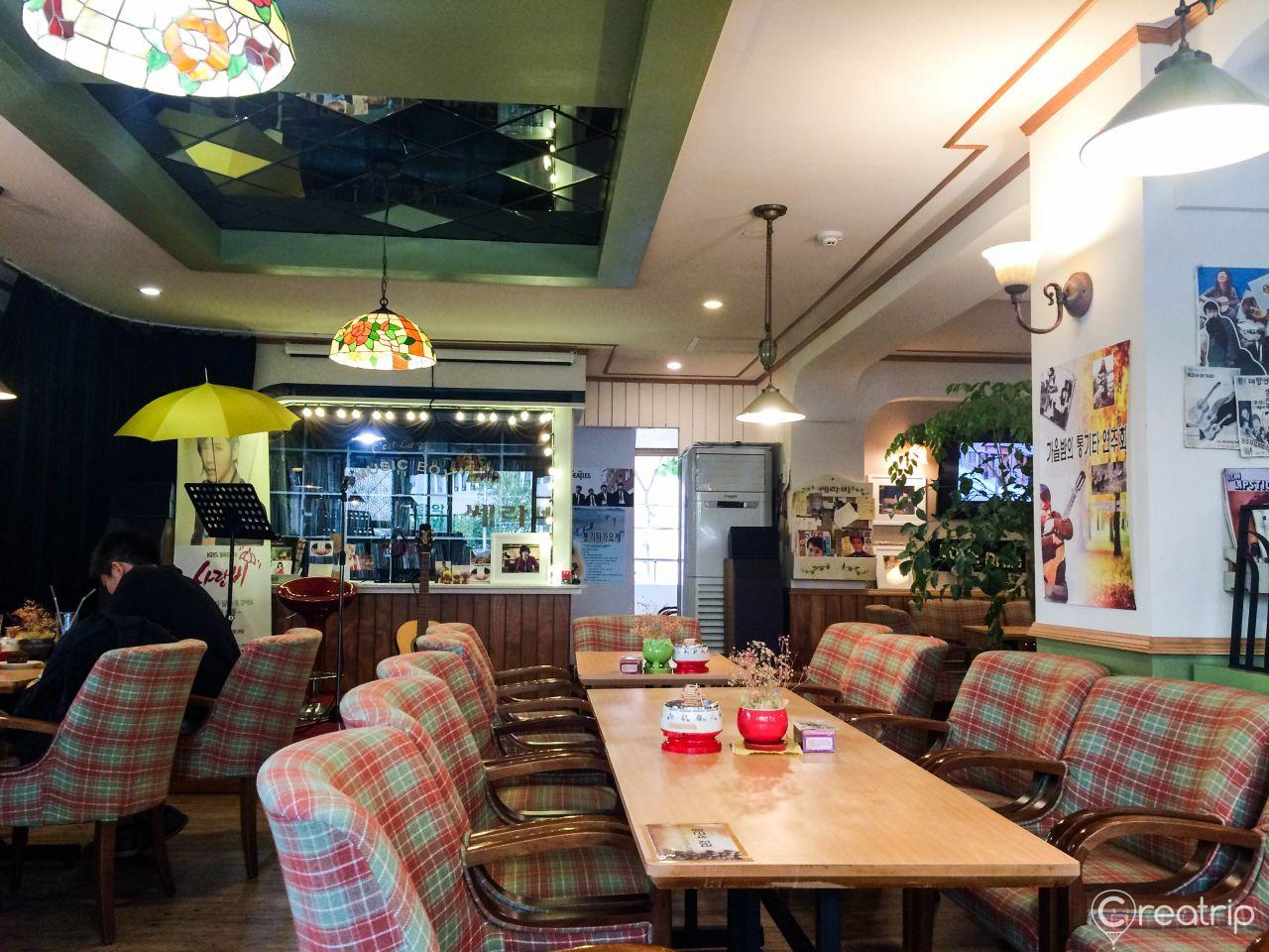 C est la vie Retro Cafe image 2