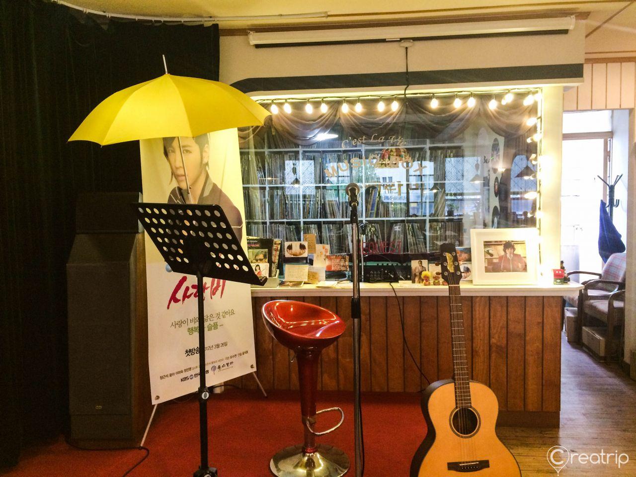 C est la vie Retro Cafe image 1