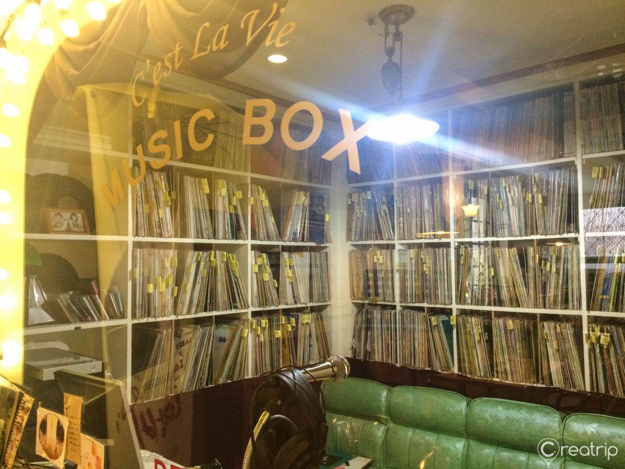 C est la vie Retro Cafe image 5