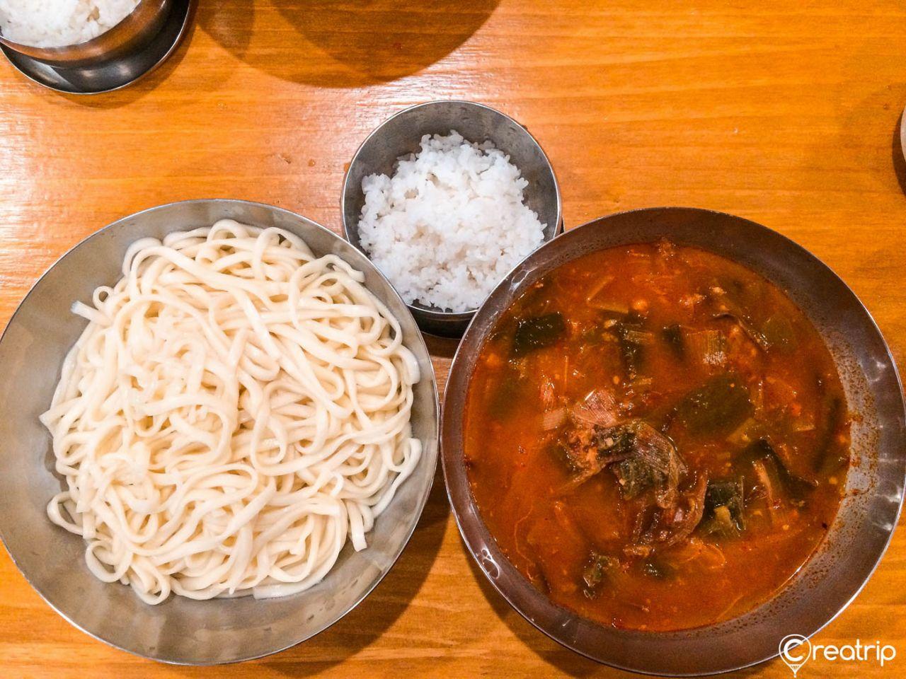 Chosun's spicy chicken soup Kalgooksoo image 3