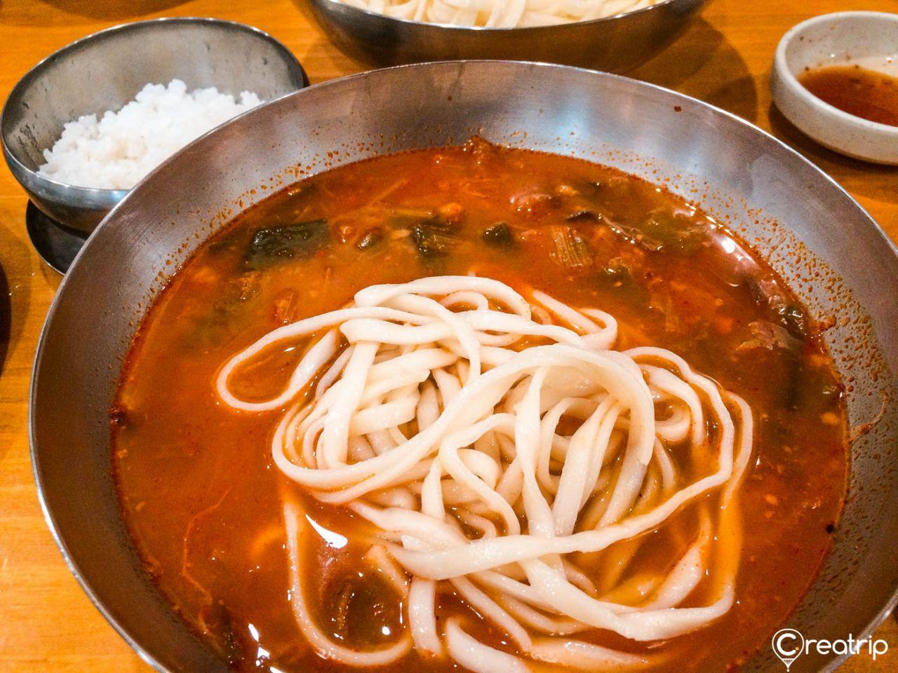 Chosun's spicy chicken soup Kalgooksoo image 4