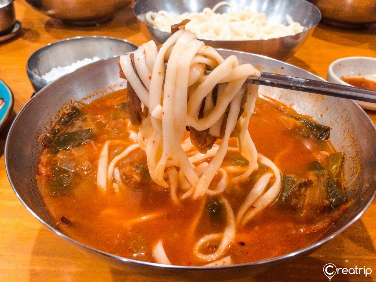 Chosun's spicy chicken soup Kalgooksoo image 5