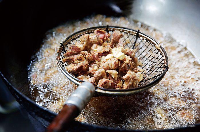 Дэгү энхтайвны захын тахианы махны гудамж image 2