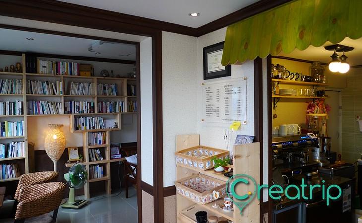 Kedai kopi buku Momo image 4