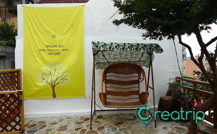 Kedai kopi buku Momo image 5