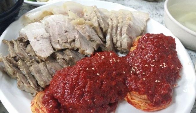 Hwaegi pig hocks and Bossam image 1